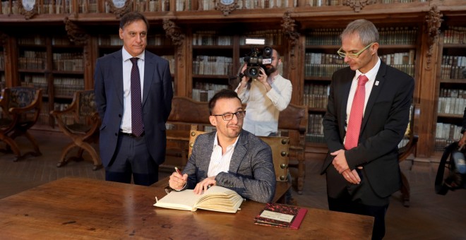 El director de 'Mientras dure la guerra', Alejandro Amenábar, firmando el libro de honor de la Universidad de Salamanca, antes del estreno de la película que fue rodada en numerosos espacios de la capital salmantina. EFE/J.M.GARCÍA