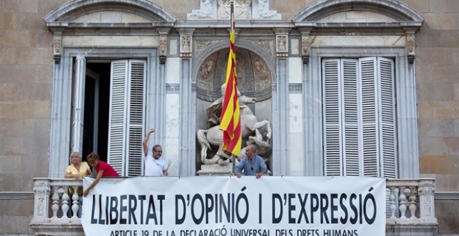 27/09/2019 - La Generalitat vuelve a colgar una pancarta en su fachada por la 'libertad de opinión y expresión'. / EUROPA PRESS