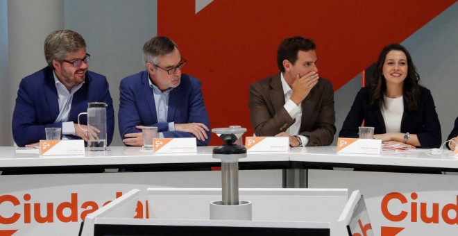 Albert Rivera, entre José Manuel Villegas, Fran Hervías e Inés Arrimadas durante la reunión del Comité Ejecutivo. EFE