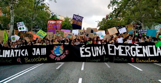 Capçalera de la manifestació convocada a Barcelona per la vaga mundial pel clima. ANDER ZURIMENDI