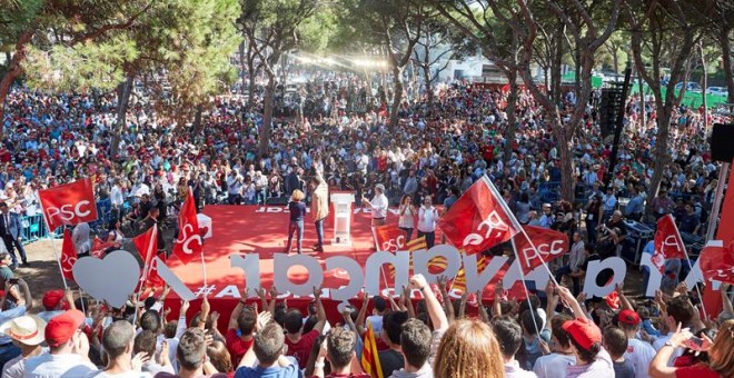 Milers de persones han acudit a la Pineda de Gavà, a la Festa de la Rosa del PSC. EFE / ALEJANDRO GARCÍA