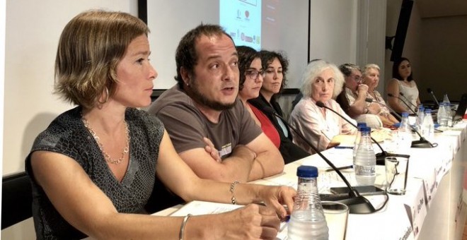 Taula de personalitats del món de la defensa dels Drets Humans en suport al president de l'OSPDH, Iñaki Rivera, denunciat per CCOO per assenyalar les tortues a les presons catalanes. Centre Irídia