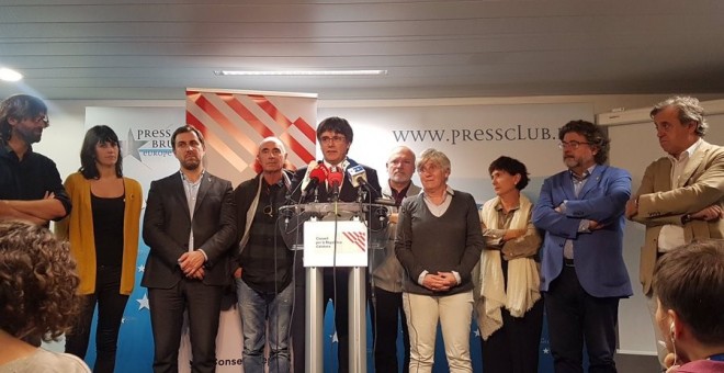 Carles Puigdemont s'adreça als mitjans de comunicació, acompanyat de Toni Comín, Clara Ponsatí, Lluís Puig i Lluís Llach, Consell per la República