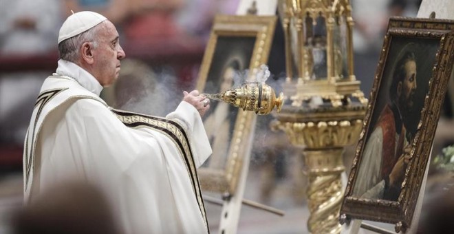 El papa Francisco preside la oración litúrgica de las vísperas del Mes Misionero Extraordinario en la Basílica de San Pedro, en Ciudad del Vaticano. /EFE