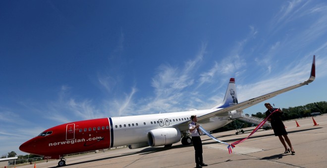 Un avión de la aerolínea Norwegian permanece en el aeropuerto de Buenos Aires, Argentina. REUTERS/Marcos Brindicci