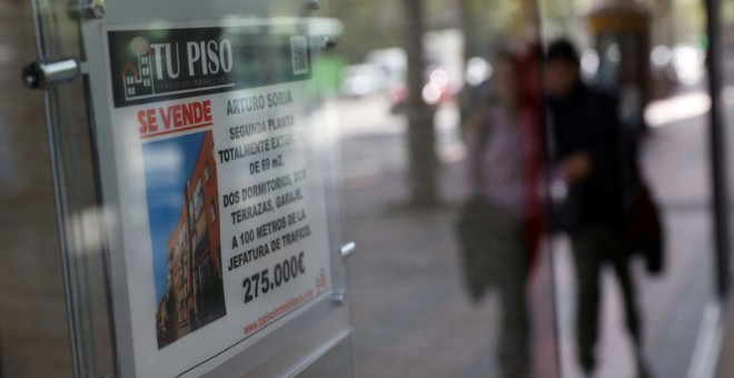 Un cartel de 'se vende' en la ventana de una agencia inmobiliaria en Madrid. REUTERS/Susana Vera