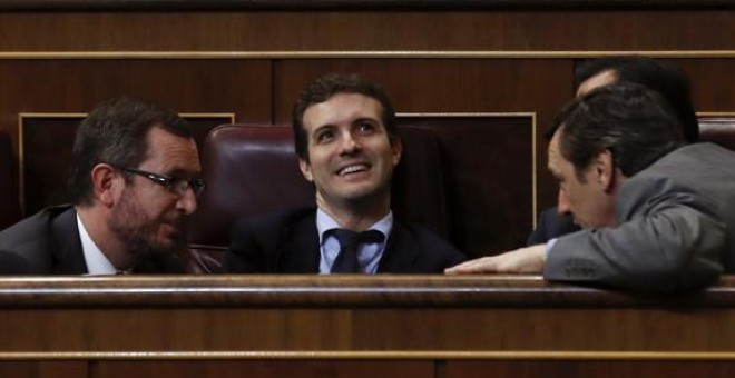 Los senadores Rafael Hernando (d) y Javier Maroto (i) con el presidente del PP, Pablo Casado (c).