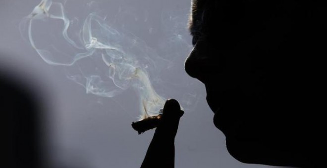 Un joven fumando un cigarrillo de marihuana. REUTERS