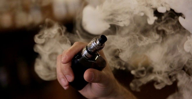 Un hombre fuma un cigarrillo electrónico. REUTERS/Daniel Becerril