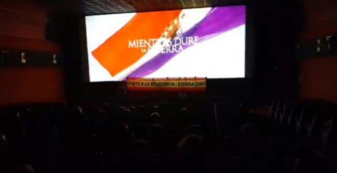 Una imagen del boicot de España 2000 a la película de Amenábar en una sala de València.