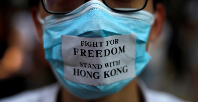 Un manifestante antigubernamental enmascarado es retratado en el centro de Hong Kong, China, el 4 de octubre de 2019. REUTERS / Jorge Silva
