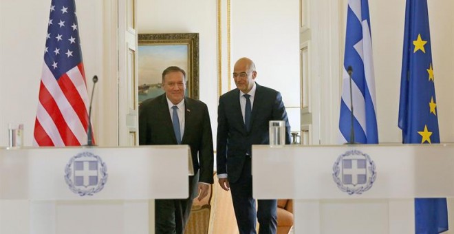 El secretario de Estado estadounidense, Mike Pompeo, y el ministro de Exteriores griego, Nikos Dendias. EFE