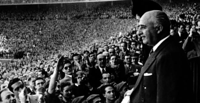 El dictador Francisco Franco durante un partido de fútbol.