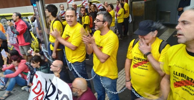 Una desena de manifestants del CDR s'encadenen a la boca del metro d'Arc de Triomf. Maria Rubio