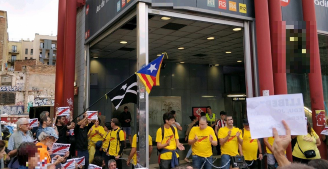 Miembros de CDR encadenados ante la estaciónde metro de Arc del Triomf en Barcelona / @CDREixampleDret