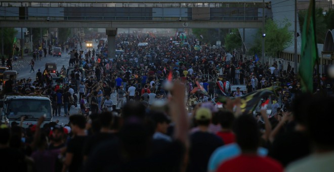 Los manifestantes se concentran en una carretera de Bagdad para protestar contra la corrupción del Gobierno iraquí. (REUTERS/Alaa al-Marjani)
