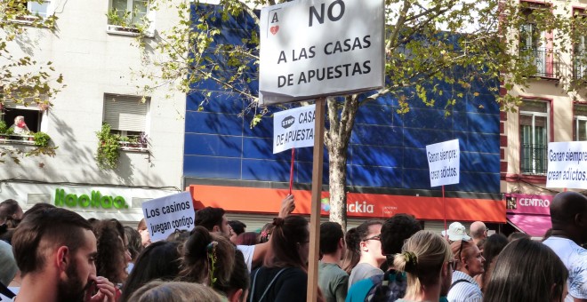06/10/2019 - Pancartas de 'Stop casas de apuestas' en frente de uno de estos locales durante la manifestación en Bravo Murillo. / MARÍA DUARTE