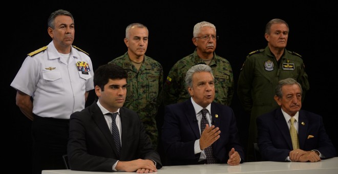 Fotografía cedida que muestra al presidente ecuatoriano, Lenín Moreno (c sentado), acompañado por el vicepresidente, Otto Sonneholzner (i); y el ministro de Defensa, Oswaldo Jarrín (d), este lunes. / EFE