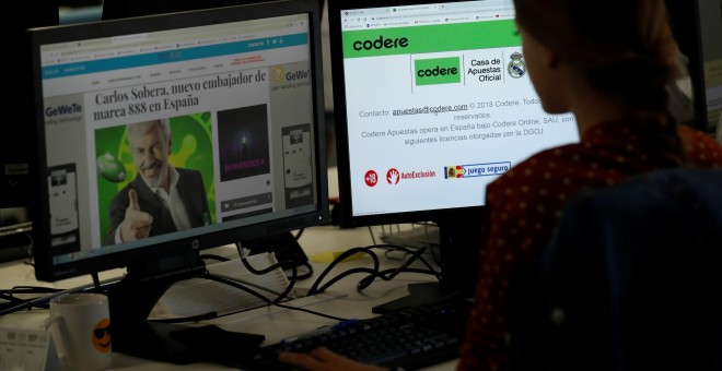 Una mujer observa anuncios sobre juego online. EFE/Sergio Barrenechea