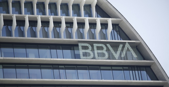 El edificio de 'La Vela' sede del BBVA en Madrid con el nuevo logo del banco. E.P.