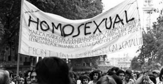 El Front d'Alliberament Gai de Catalunya en 1977, durante una de las primeras protestas públicas contra la homofobia. FAGC