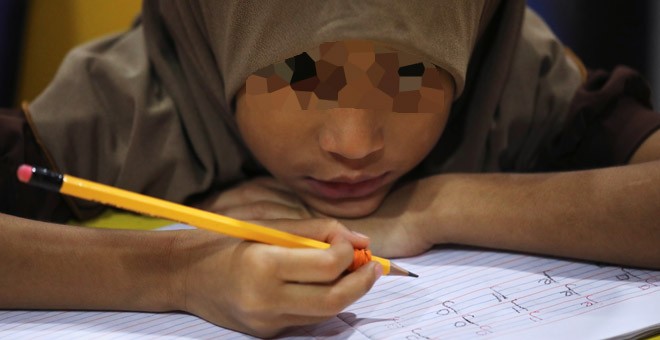 Foto de archivo de una alumna en una clase de Kajang. / REUTERS