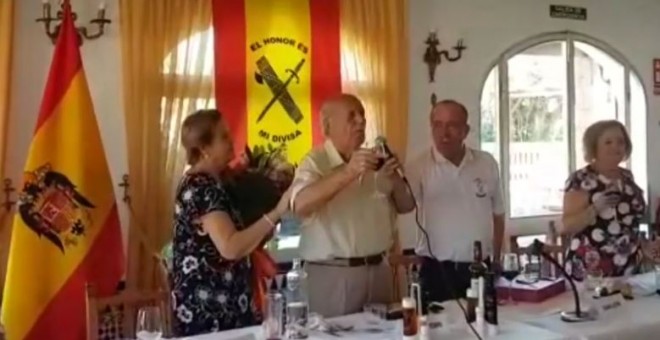 Antonio Tejero reaparece en un homenaje en Málaga al grito de 'viva Franco'. / CAPTURA DE PANTALLA