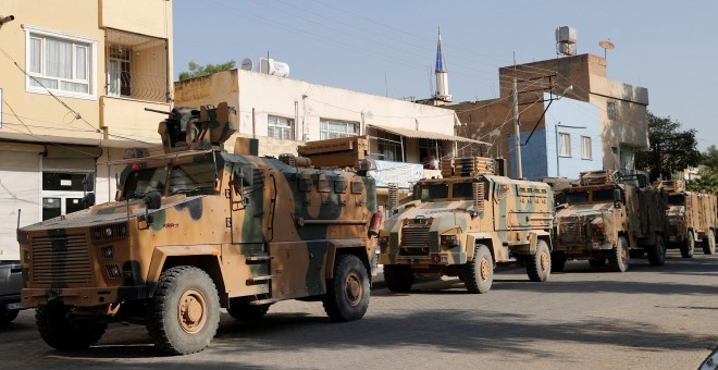 Vehículos militares turcos conducen para cruzar a Siria en la ciudad fronteriza turca de Ceylanpinar. REUTERS / Murad Sezer