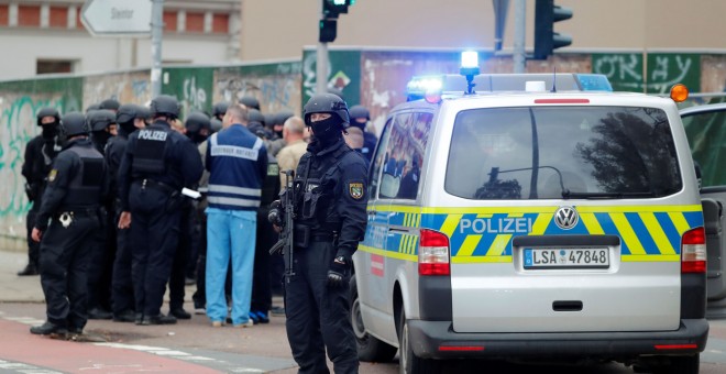 La policía alemana en Halle instantes después del tiroteo. / Reuters