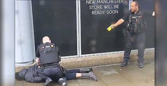 Agentes de la Policía detienen a un hombre tras un ataque en un centro comercial de Mánchester. REUTERS