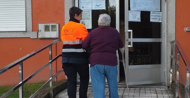 Una cuidadora acompaña a una señora en Vigo. / FUNDACIÓN ERGUETE