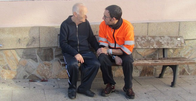 Un cuidador de barrio acompaña a una señor en Vigo. / FUNDACIÓN ERGUETE