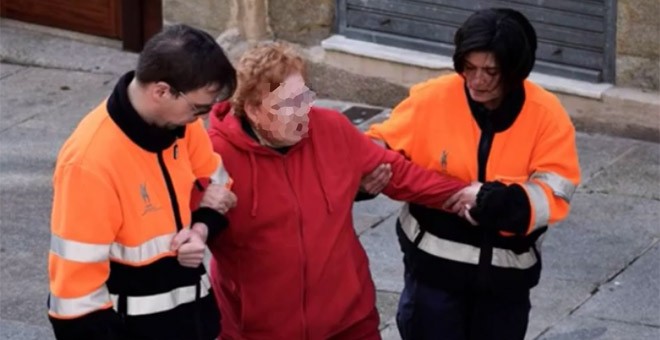 Dos cuidadores de barrio acompañan a una señora en Vigo. / FUNDACIÓN ERGUETE
