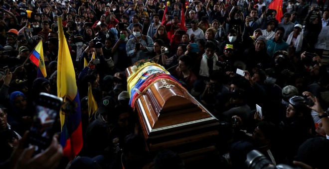 10/10/2019 -Manifestantes llevan el ataúd de un dirigente indígena que ha muerto en las protestas de Ecuador por las cargas policiales. / REUTERS - IVÁN ALVARADO
