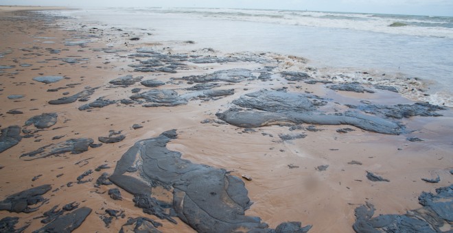 Restos de fuel en una de las playas del estado de Sergipe (Brasil). COMUNICACIÓN SERGIPE