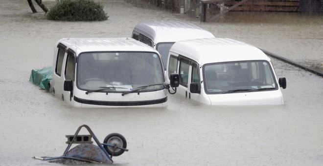 Una carretera inundada por las fuertes lluvias. / Reuters