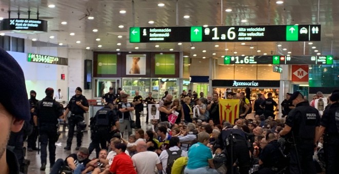 Concentració a l'estació de Sants de Barcelona dels CDR a les portes de la sentència de l'1-O. Marià de Delàs.