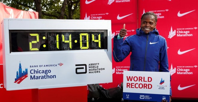 Brigid Kosgei posa en Chicago junto al nuevo récord del mundo de maratón. (Reuters)