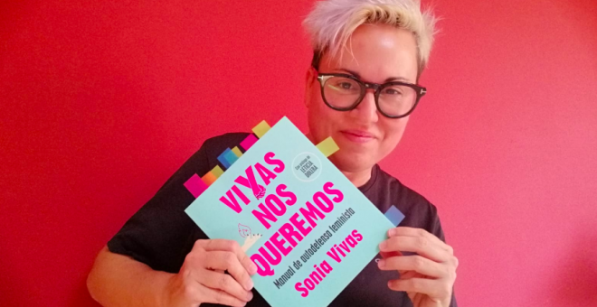 Sonia Vivas con su libro Vivas nos queremos. Manual de autodefensa feminista