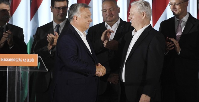 13/10/2019.- El primer ministro húngaro Viktor Orban (L) y el alcalde de Budapest y candidato del partido gobernante Fidesz-KDNP Istvan Tarlos se dan la mano durante el evento de Fidesz-KDNP. EFE / EPA / Szilard Koszticsak