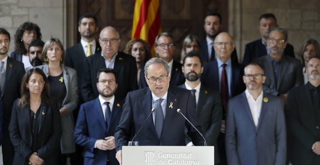 El presidente de la Generalitat, Quim Torra, flanqueado por los consellers de su Govern, el presidente del Parlament, Roger Torrent, miembros soberanistas de la Mesa de la cámara catalana, y otras personalidades políticas catalanas. - EFE