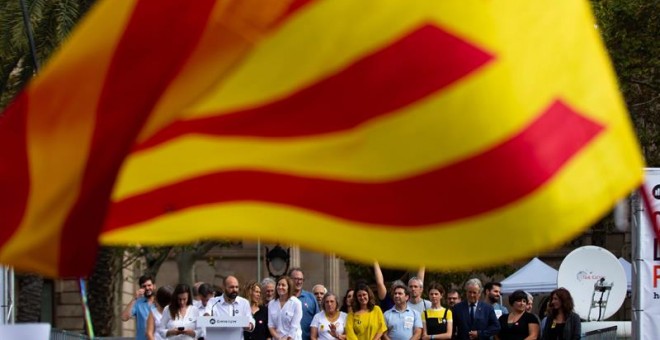 El vicepresidente de Omnium Cultural, Marcel Mauri (i), interviene en un acto ante el Tribunal Superior de Justicia de Cataluña en protesta por la sentencia del procés en la que se condena a los líderes independentistas a penas de entre 9 y 13 años por un