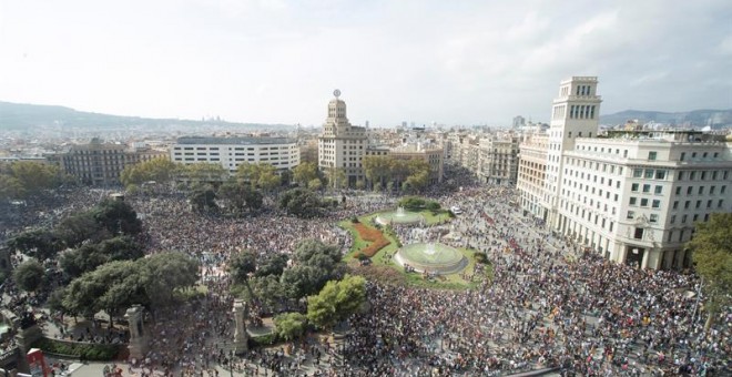 Miles de personas se concentran en la Plaza de Catalunya de Barcelona en protesta por la sentencia del procés en la que se condena a los líderes independentistas a penas de entre 9 y 13 años por un delito de sedición. EFE/Marta Pérez