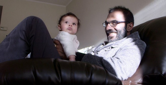 Paul Kalanithi con su bebé, Cady, nacida después de que a él le diagnosticaran un cáncer incurable en mayo de 2013. El médico murió en su casa en marzo de 2015, cuando Cady tenía ocho meses./SINC
