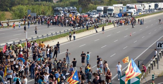 Tall a l'AP-7 a prop de Girona en protesta per la condemna del Suprem als dirigents independentistes. EFE / DAVID BORRAT