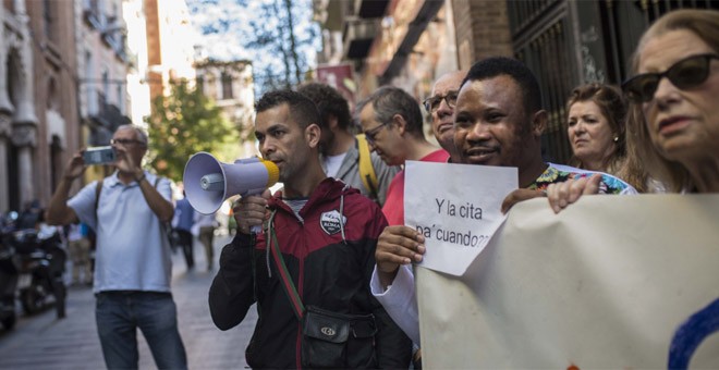 Migrantes protestan contra el colapso del sistema de citas ante la Oficina de Extranjería de Madrid. / JAIRO VARGAS