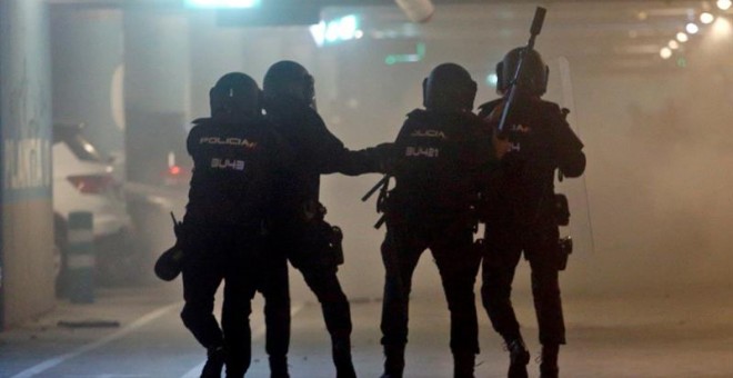 14/10/2019.- Miembros de la Policía Nacional cargan contra manifestantes en el parking del Aeropuerto de El Prat donde miles de personas continúan concentradas después de que la plataforma Tsunami Democràtic haya llamado a paralizar la actividad del aerop