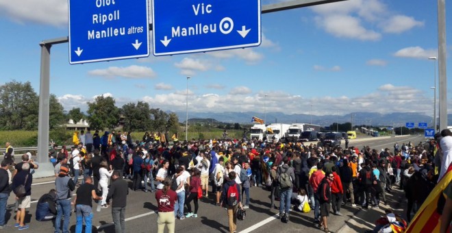 El tall de carretera a Gurb (Osona) en protesta contra la sentència del Tribunal Suprem. @CDRCalldetenes