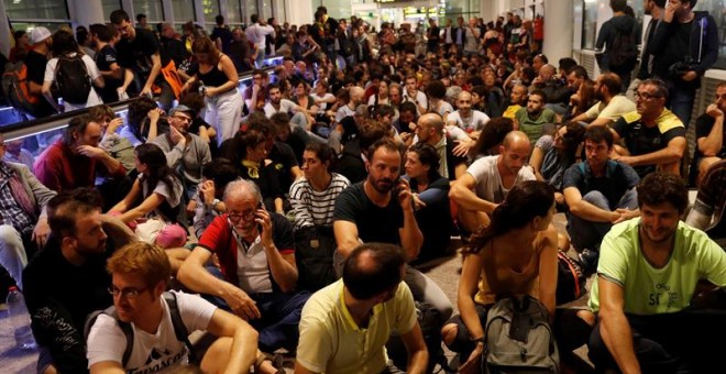 Miles de personas concentradas en el Aeropuerto del Prat tras la llamada de Tsunami Democràtic. EFE/Toni Albir