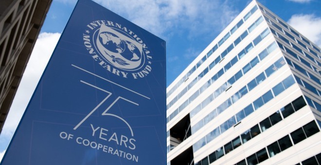 El logo del FMI, en el exterior de su sede en Washington, donde celebra su asamblea anual. AFP/Saul Loeb